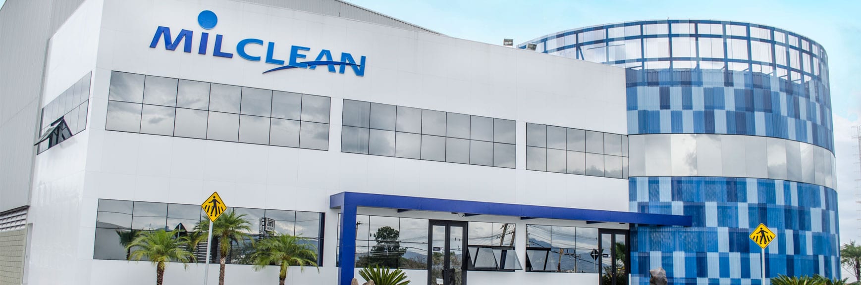 Fachada da nova sede do Grupo Milclean, com o wordmark da marca aplicado ao prédio